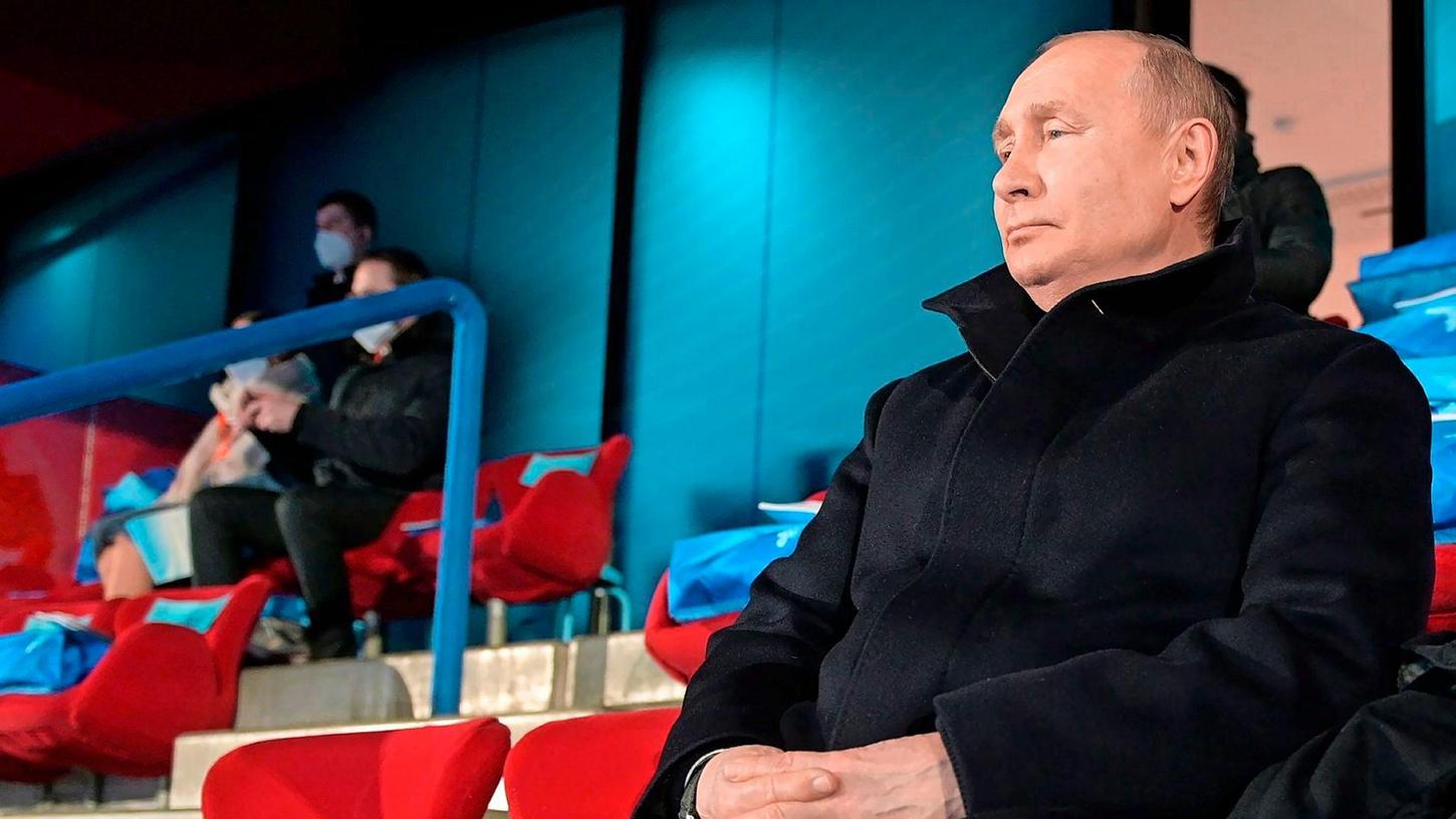 Wladimir Putin verfolgt die Eröffnungsfeier der Olympischen Winterspiele in Peking 2022.