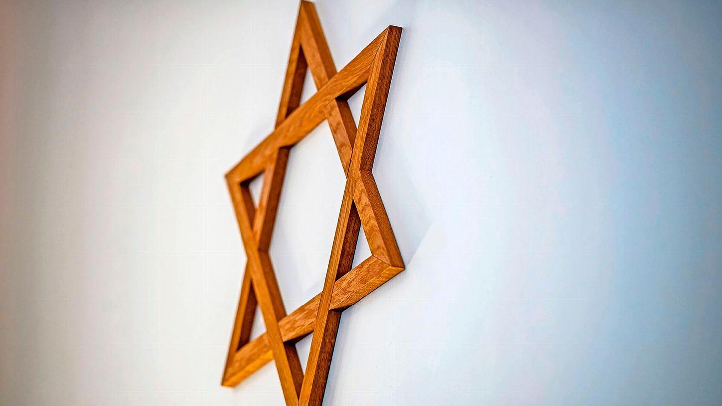 Ein Davidstern hängt an der Wand. "Man muss Antisemitismus sichtbar machen, um ihn bekämpfen zu können", sagt die Antisemitismusbeauftragte der Europäischen Kommission, Katharina von Schnurbein.