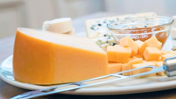 Bei Verzehr drohen Erbrechen und Durchfall: Hersteller ruft weitere Käsesorten zurück