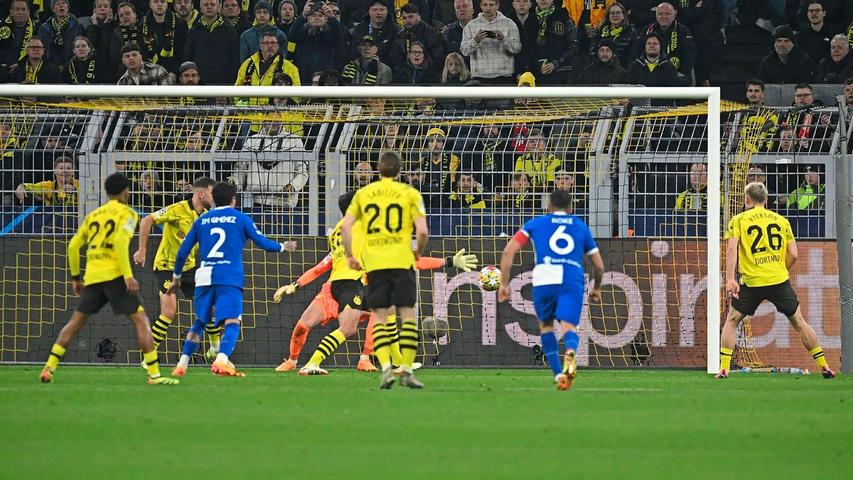 Dortmund-Verteidiger Mats Hummels (verdeckt) brachte Atlético mit einem Eigentor zurück ins Spiel.