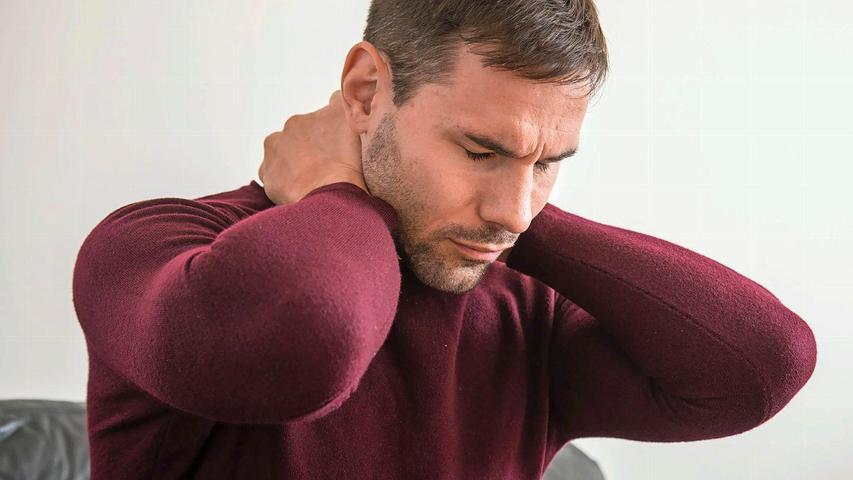 Verspannungen im Nacken können Kopfschmerzen zur Folge haben.