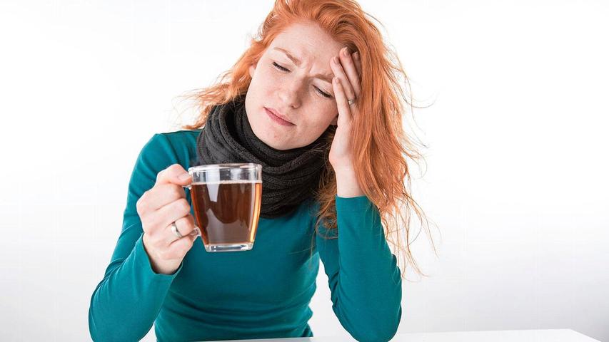 Eine gute Alternative zur Kopfschmerztablette sind pflanzliche Tees.