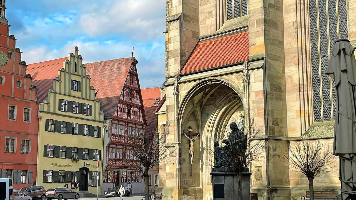 Nahe des Münsters in der Dinkelsbühler Altstadt kam es zu einem Unfall mit einer 16-Jährigen.