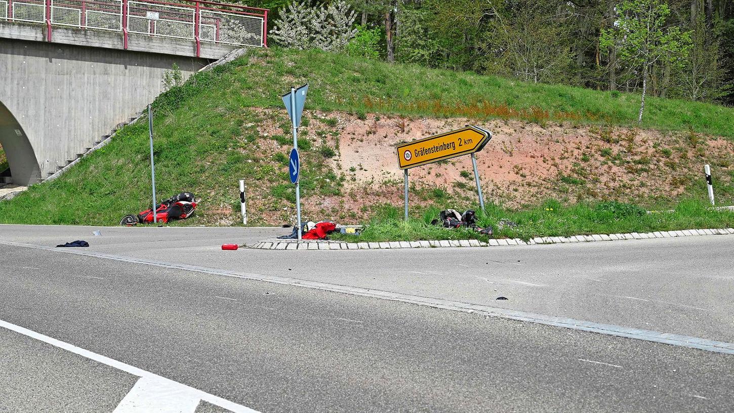 Sonntagmittag ereignete sich bei Gräfensteinberg im Landkreis Weißenburg-Gunzenhausen ein schwerer Unfall zwischen zwei befreundeten Motorradfahrern. Einer davon erlag nun seinen Verletzungen.