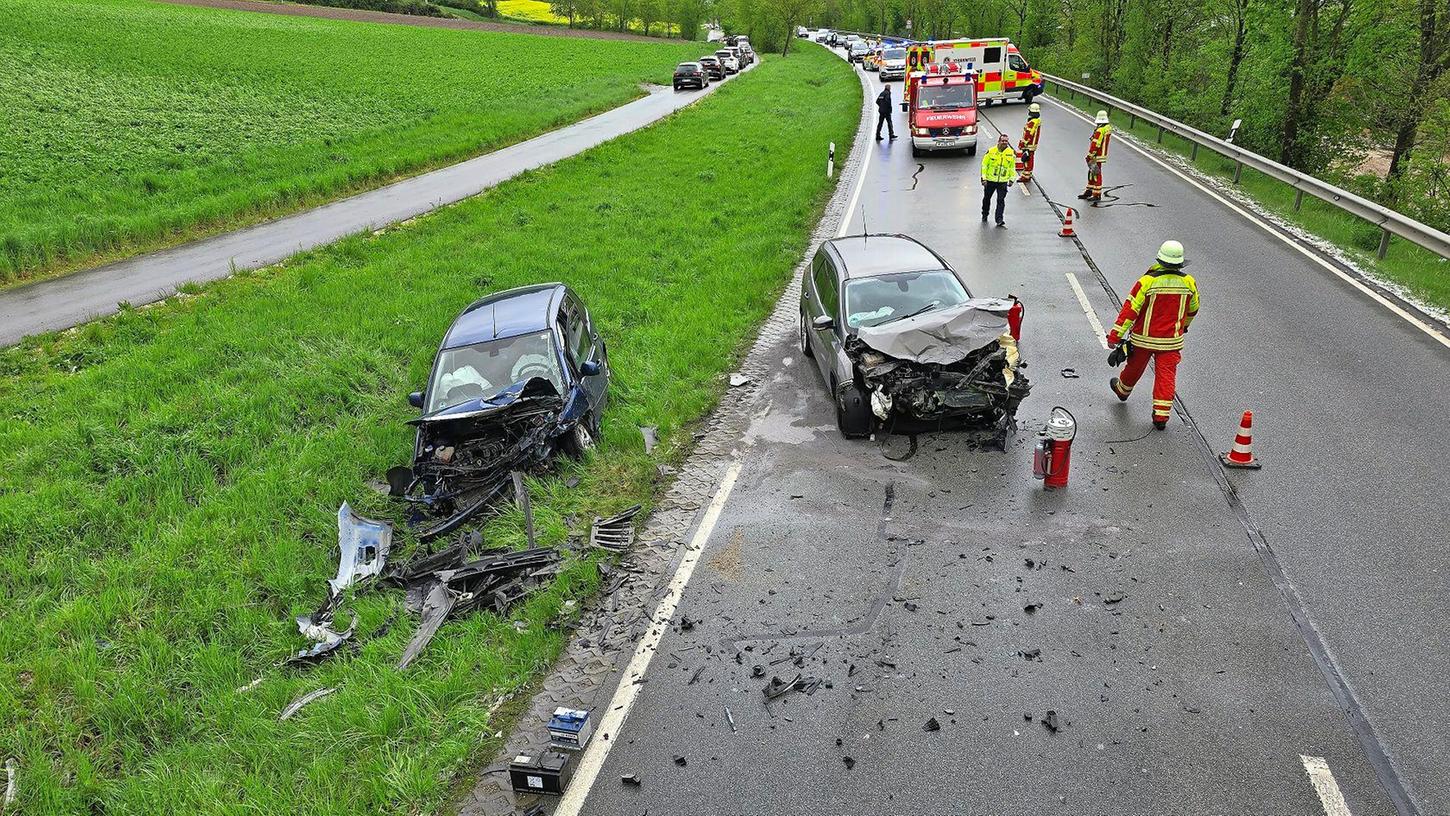 Am Mittwochmittag sind zwei Autos bei Mariaort, einem Teil der Gemeinde Pettendorf, frontal kollidiert.