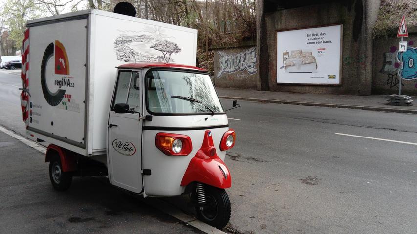 Einen "Piaggio Ape Food Truck" gibt es auf den Straßen nur noch selten zu sehen. Wahrscheinlich auch deshalb, weil die Fahrerkabine mit den immer größer werdenden Menschen nicht mitwächst. Somit ist das Foto auf dem Kleinreuther Weg eher zum Erinnern gedacht, schreibt uns Stefan Mattausch.