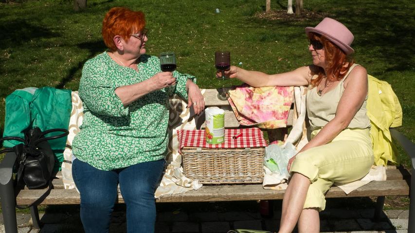 "Prost auf den Frühling" hört man im Vorbeigehen aus den Mündern der beiden Nürnbergerinnen. Hier passt alles zusammen: Sonne, Picknickkorb und die auf den Wein abgestimmte Haarfarbe. Man genießt die bewundernden Blicke der Passanten und die Aufmerksamkeit des Fotografen.