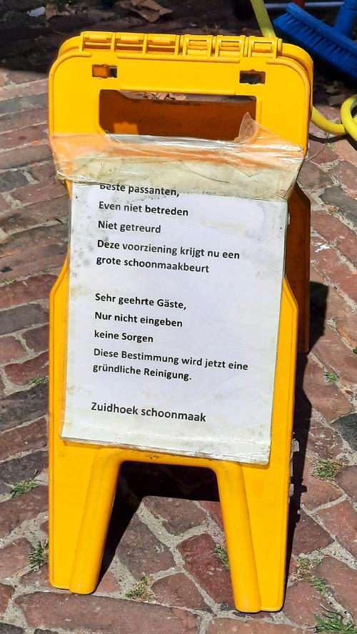 „Auf Zierikzee (Niederlande) ist uns vor einer öffentlichen Toilette am Hafen dieser Aufsteller aufgefallen“, schreiben Bettina und Klaus Sterzel aus Feucht.