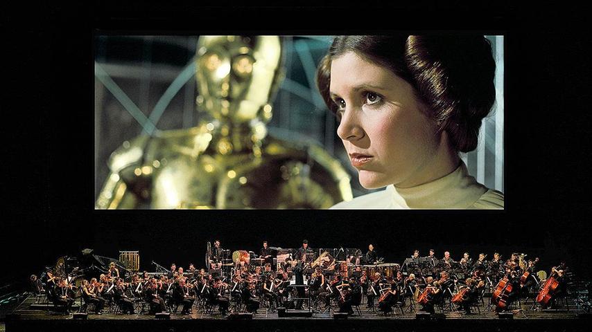 Unter der Leitung von Ben Palmer spielt das Pilsen Philharmonic Orchestra in der Meistersingerhalle am Freitag, 19. April, von 19.30 bis 22 Uhr die Star Wars-Musik, während gleichzeitig der komplette Film auf einer Großbildleinwand zu sehen ist.