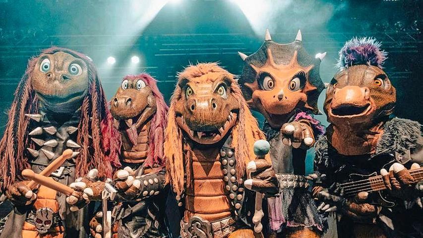 Die Dino-Metal-Band "Heavysaurus" kommt am Samstag, 20. April, in den Löwensaal und spielt ab 16 Uhr Hard Rock und Heavy Metal, verpackt in eine spektakuläre Bühnenshow.