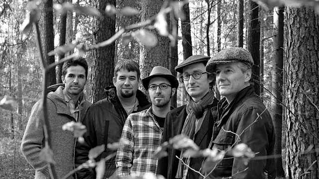 Wehmütiger, hoffnungsvoller Forest-Rock bringt die Band "Giftwood" auf die Bühne. Am Samstag, 20. April, kann jeder der Musik der fünf Männer in der Katzwanger Kulturzentrum ab 19.30 Uhr für 16 Euro zuhören.