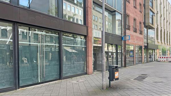 Orsay, Desigual und Planet Sports: Spaziert man die Breite Gasse entlang, erwarten Fußgänger gleich eine ganze Aneinanderreihung von Leerständen.