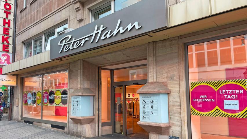 Nach 15 Jahren schließt der Modehändler Peter Hahn seine Filiale in der Königstraße. Am 20. April ist der letzte Verkaufstag. Bei einem letzten Besuch erwartet die Kundschaft bis zu 80 Prozent Rabatt. "Wir schließen, alles reduziert", ist an den Schaufensterscheiben zu lesen.