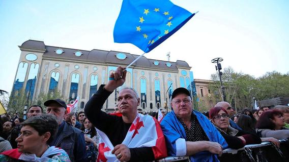 Georgiens Parlament treibt umstrittenes Gesetz voran