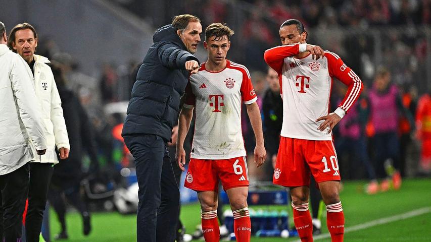 Bayern-Trainer Thomas Tuchel (l) gibt Joshua Kimmich (M.) und Leroy Sané Anweisungen.