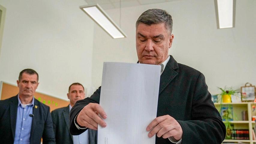 Kroatiens Präsident Zoran Milanovic gibt seine Stimme in einem Wahllokal in Zagreb ab. Er ist ein erbitterter politischer Gegner von Premier Plenkovic.