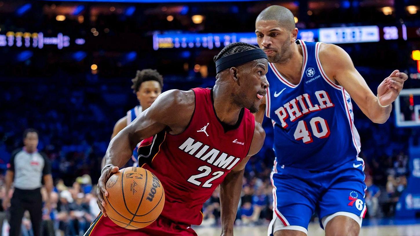 Jimmy Butler (l) von den Miami Heat zieht gegen Nicolas Batum von den Philadelphia 76ers zum Korb.