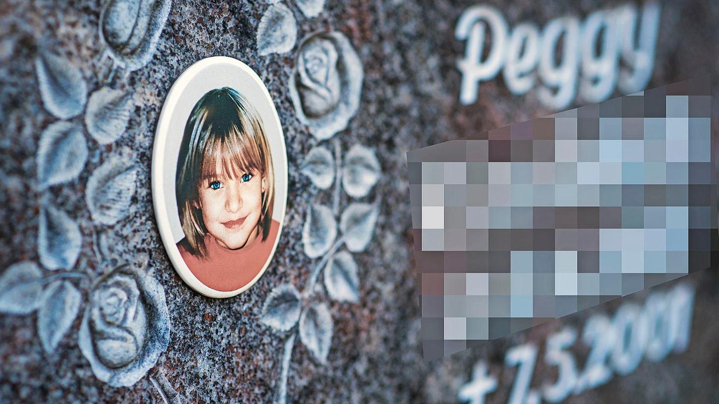 Ein Gedenkstein mit dem Porträt des Mädchens Peggy auf einem Friedhof. Am 7. Mai 2001 verschwand die damals neunjährige Schülerin aus Lichtenberg (Landkreis Hof).