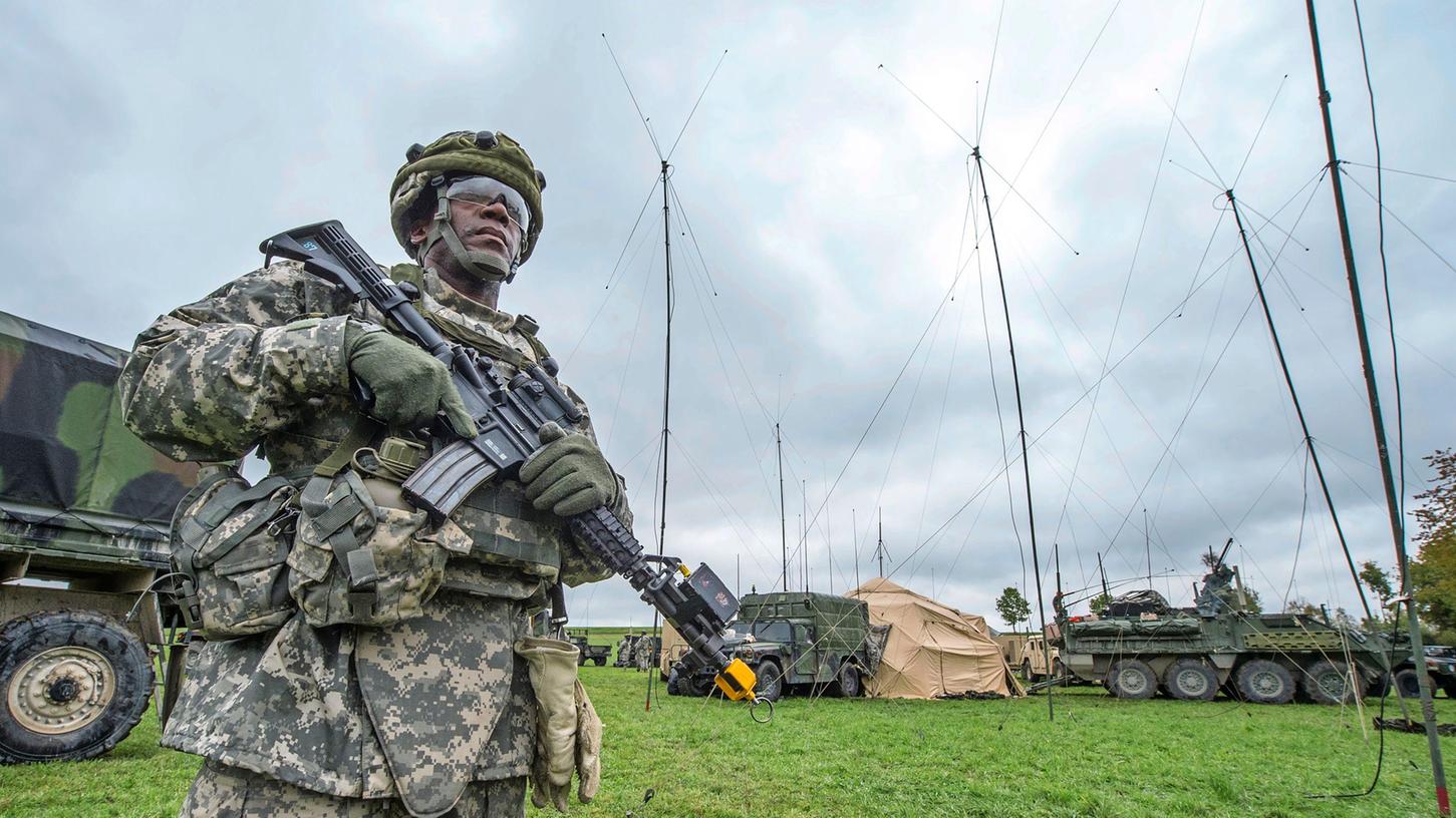 Ein US-Soldat steht in Kleinfalz nahe dem Truppenübungsplatz Grafenwöhr vor einem mobilen taktischen Lagezentrum der US-Armee.