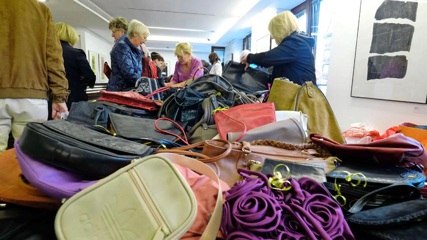 Der Zonta Club Nürnberg richtet am Samstag eine Handtaschenbörse im Heilig-Geist-Haus aus. Die Erlöse der Benefiz-Aktion gehen an Frauen, die von Altersarmut bedroht oder bereits betroffen sind. Beginn: 10 Uhr.