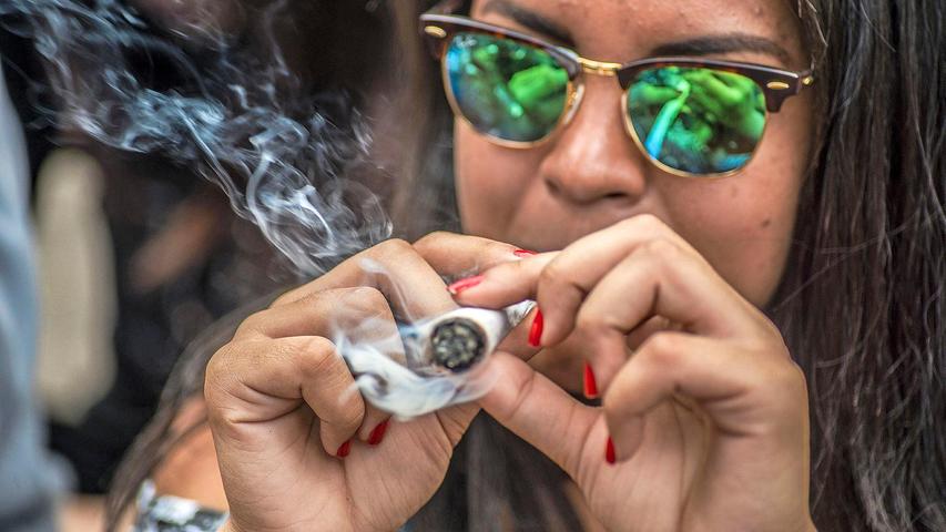 Eine Frau raucht einen riesigen Joint auf einer Hanf-Parade im brasilianischen Rio de Janeiro.