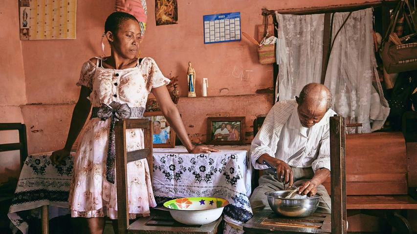 Joeline (Fara) Rafaraniriana (41) sieht ihrem Vater Dada Paul Rakotazandriny (91) beim Putzen der Fische zu. Die Südafrikanerin Lee-Ann Olwage wurde für ihre Reportage für das Magazin "Geo" über den Umgang mit Demenz-Kranken in Madagaskar ausgezeichnet.