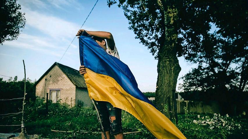 Das Kind setzt "einen Checkpoint" im Dorf Zelene in der Region Charkiw. Die ukrainische Fotografin Julia Kochetova gewann den ersten Preis für ihr Projekt "Krieg ist persönlich".