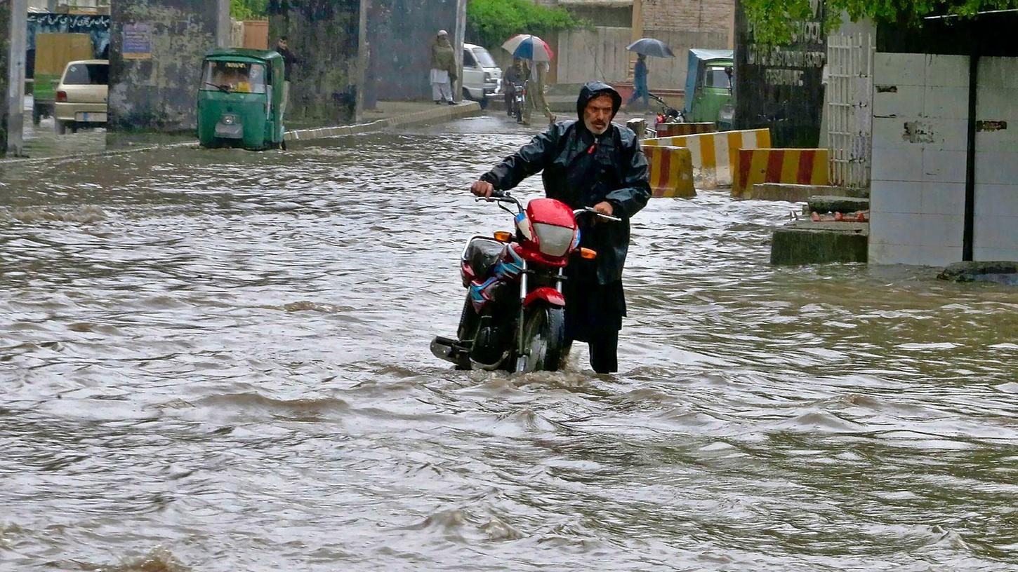Starke Regenfälle haben die Straßen im pakistanischen Peschawar überschwemmt. In Pakistan sind bei für diese Jahreszeit ungewöhnlich starken Regenfällen mehrere Menschen ums Leben gekommen.