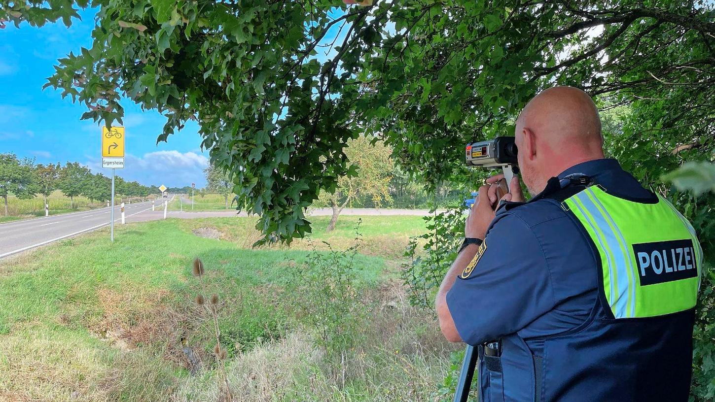 Polizisten sind am Freitag mit Tempo-Messgeräten unterwegs.