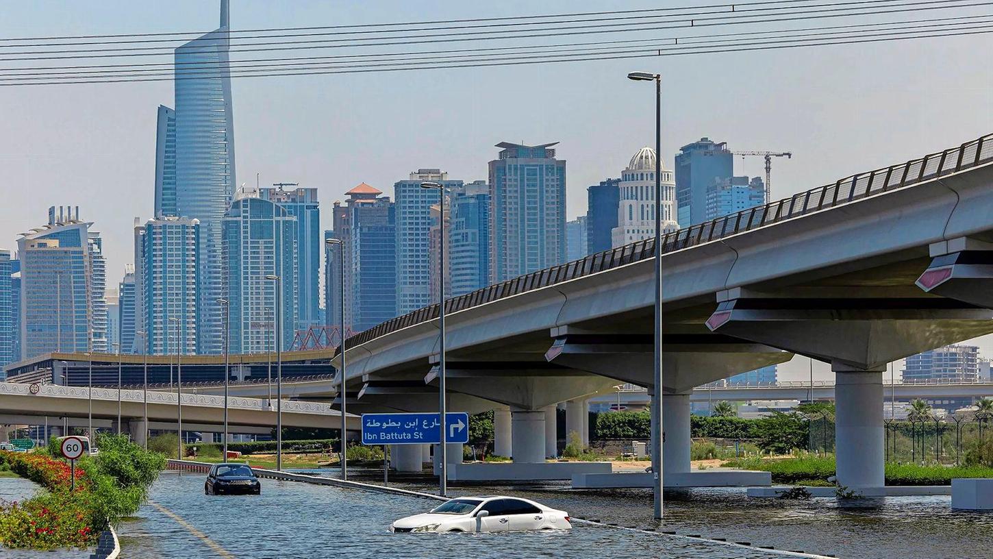Hochwasser in Dubai. In den Vereinigten Arabischen Emiraten kam es nach schweren Regenfällen zu Überschwemmumngen.
