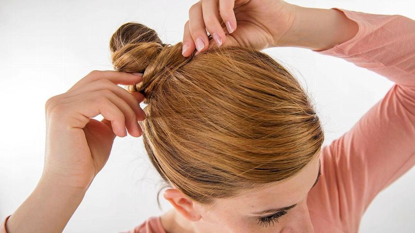 Mehr Luft im Nacken: Im Sommer ist eine Hochsteckfrisur angenehmer. Mehr Luft im Nacken: Im Sommer ist eine Hochsteckfrisur angenehmer.