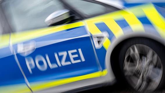 Polizei stellt Verdächtigen und ermittelt: 82-Jähriger fährt Kind in Franken an - und flüchtet