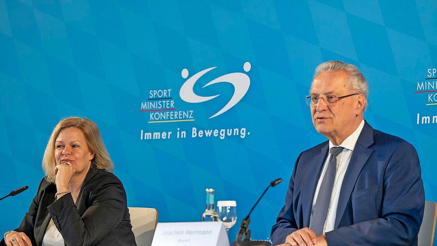 Joachim Herrmann (CSU), Innenminister von Bayern und Vorsitzender Sportministerkonferenz, neben der Bundesinnenministerin Nancy Faeser (SPD).
