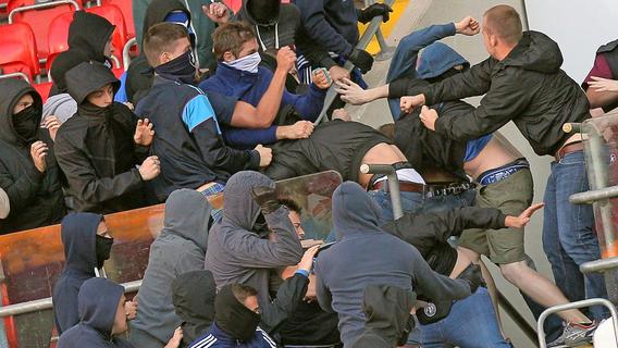 Fan-Schal als Trophäe: Club-Fans verprügelt - Anhänger des KSC in Nürnberg vor Gericht
