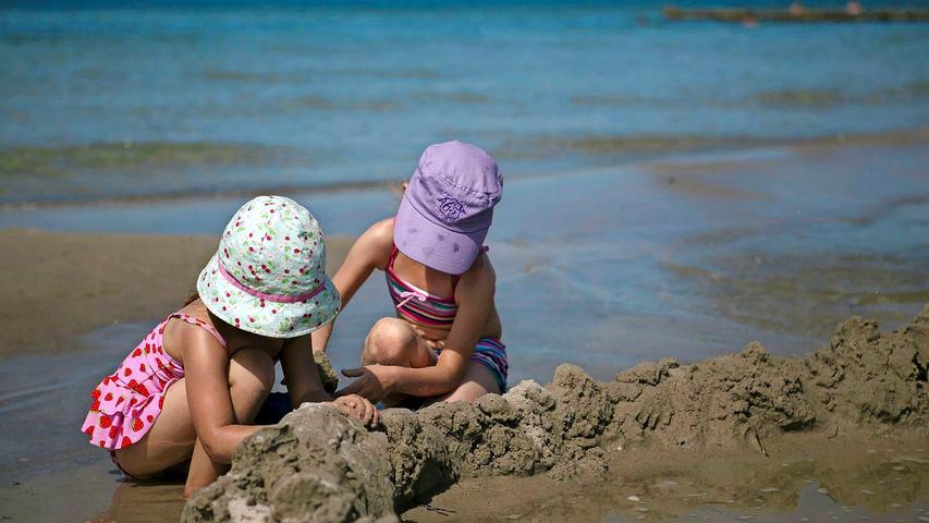 Eine Kopfbedeckung schützt Kinder vor Sonne und Hitze.