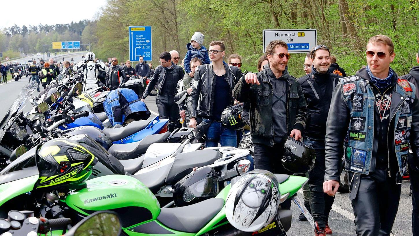 Motorradfahrer treffen sich traditionell am 1. Mai an der Münchner Straße (Archivbild).