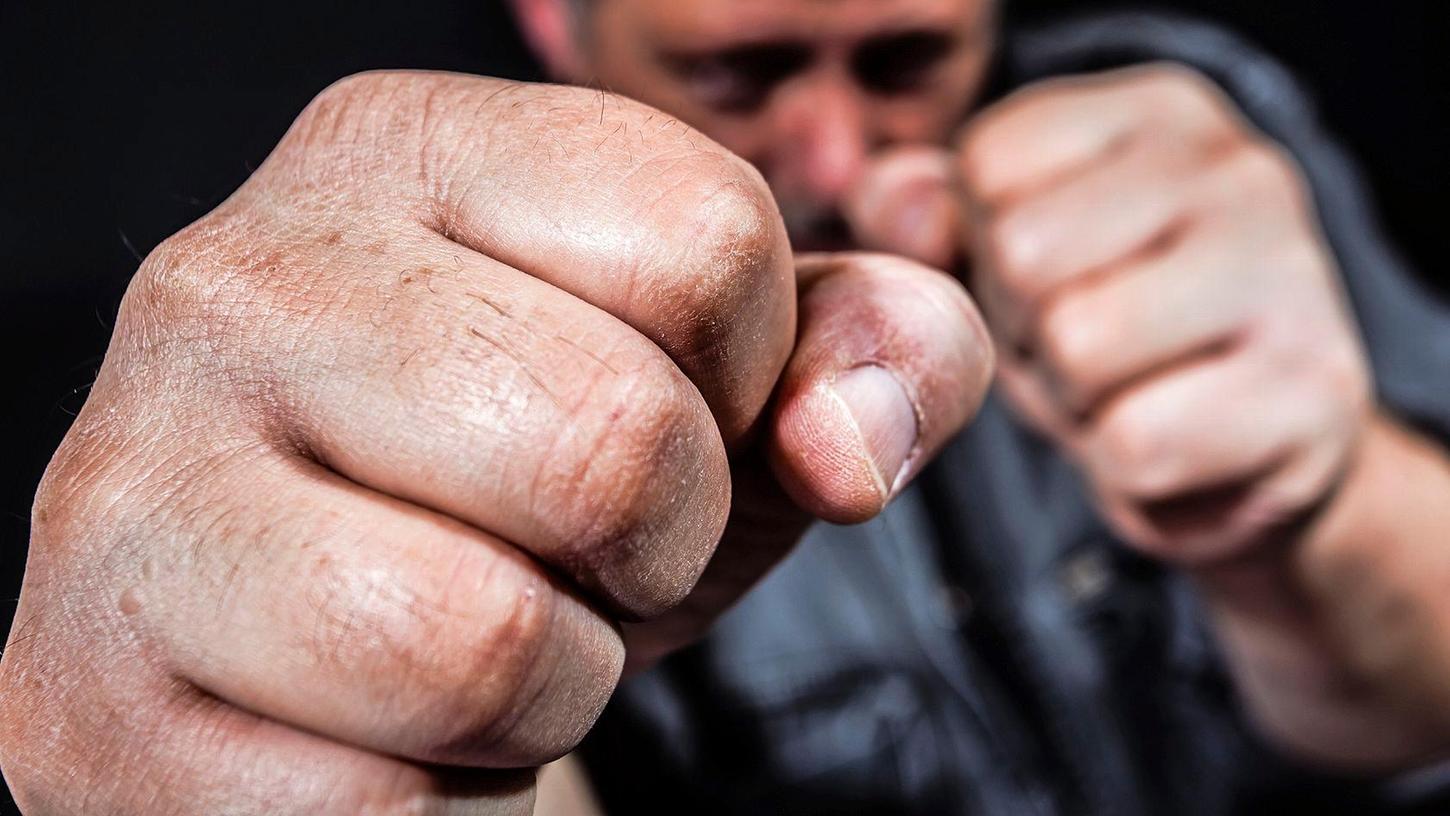 In Würzburg haben zwei Männer einen 32-Jährigen bis zur Bewusstlosigkeit geschlagen und getreten. In Würzburg haben zwei Männer einen 32-Jährigen bis zur Bewusstlosigkeit geschlagen und getreten.