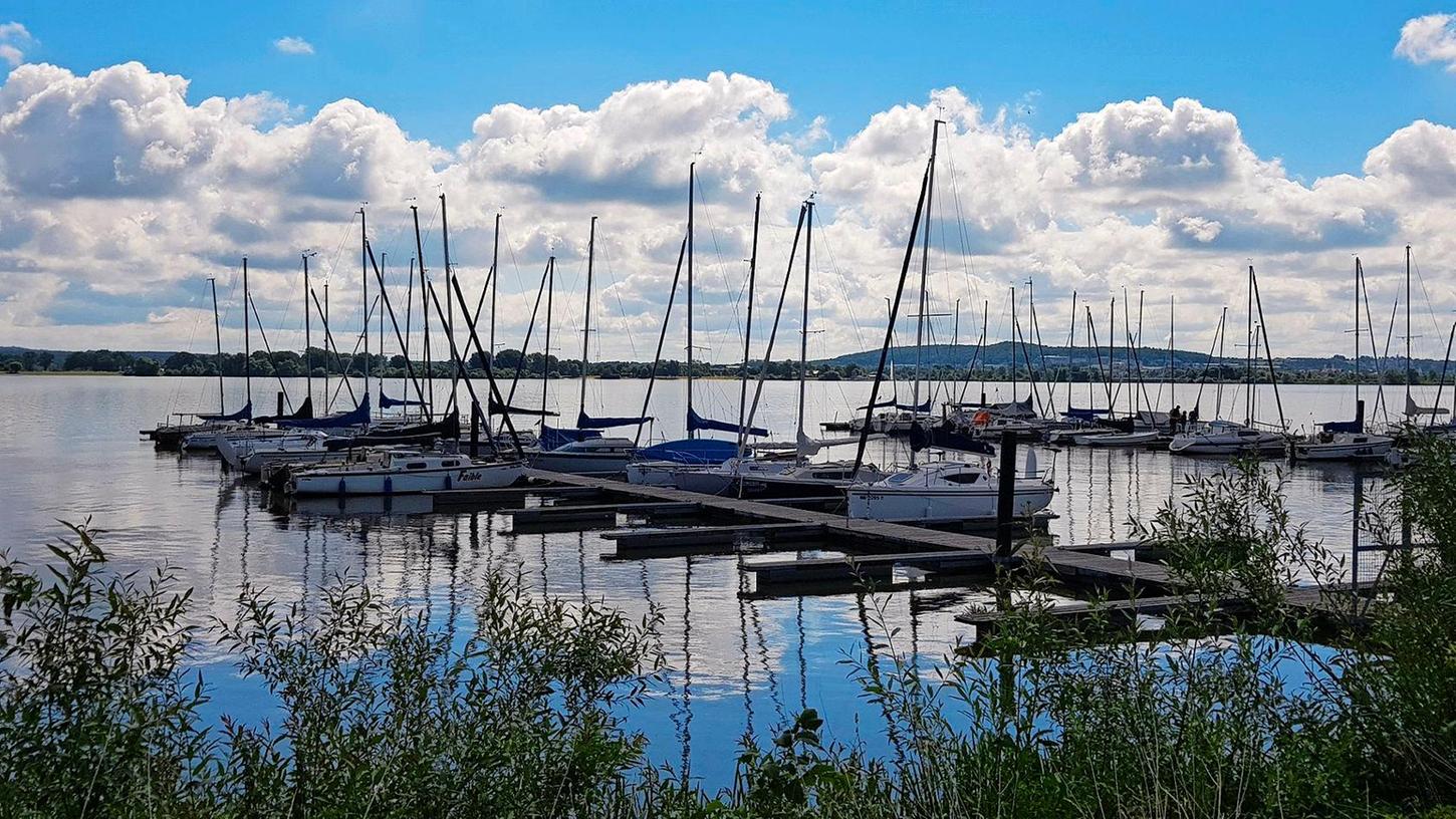 Wassersport auf den altmühlfränkischen Seen: Das Landratsamt klärt auf, was erlaubt ist - und was verboten.