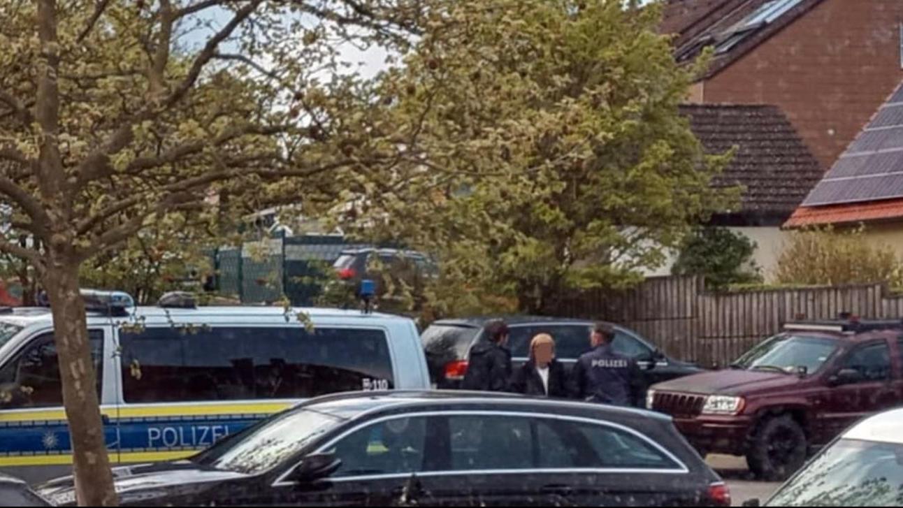 Die deutsche Polizei hat zwei Männer in Bayreuth festgenommen, die für Russland spioniert und mögliche Anschlagsziele in Deutschland ausgekundschaftet haben sollen. Die deutsche Polizei hat zwei Männer in Bayreuth festgenommen, die für Russland spioniert und mögliche Anschlagsziele in Deutschland ausgekundschaftet haben sollen.
