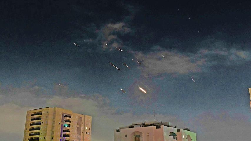 Flammen über Tel Aviv: Israels Luftabwehrsystem fing am Wochenende Raketen und Drohnen aus dem Iran ab.