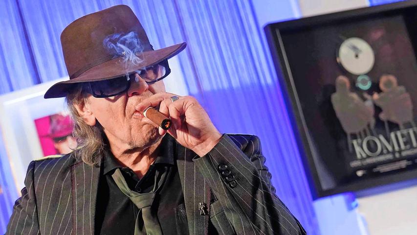 Udo Lindenberg rauchend bei Platin-Auszeichnung für den Song "Komet". Sein Nummer-Eins-Lied "Komet" zusammen mit Apache 207 ist ein Beispiel für Kooperationen von älteren mit jüngeren Künstlern.