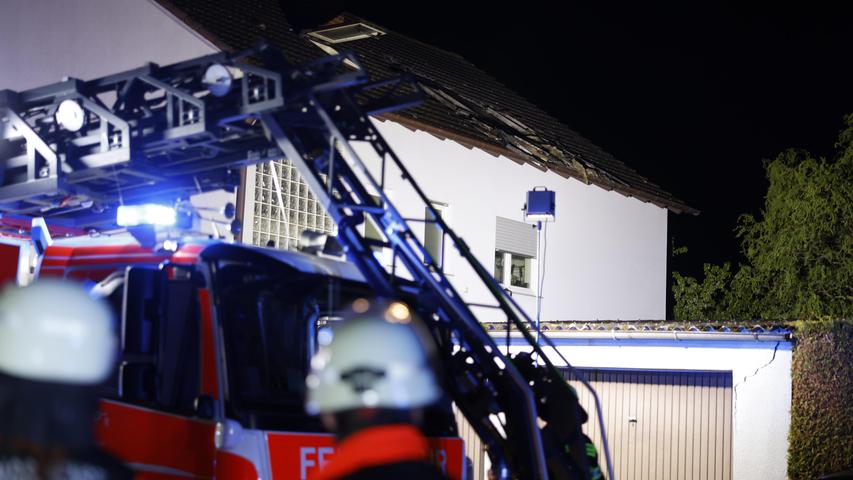 Um 03:38 Uhr hatte die Integrierte Leitstelle die Feuerwehr und Rettungskräfte alarmiert, wie die Kreisbrandinspektion Erlangen in einer aktuellen Mitteilung erklärt.