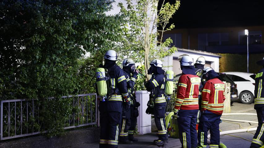 Der Rettungsdienst war neben deren Einsatzleiter mit zwei Rettungswagen, einem Krankentransportwagen und einem Notarzt an der Einsatzstelle. Die Feuerwehren Herzogenaurach und Niederndorf waren mit insgesamt 40 ehrenamtlichen Feuerwehrdienstleistenden vier Stunden gebunden.