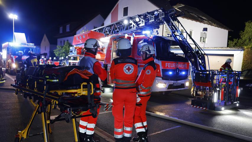 Dachgeschosswohnung in Herzogenaurach in Flammen: Mann kommt ums Leben