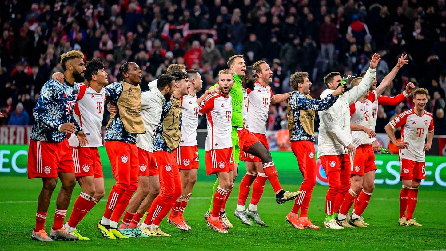 Die Spieler des FC Bayern München jubeln nach dem Sieg gegen den FC Arsenal.