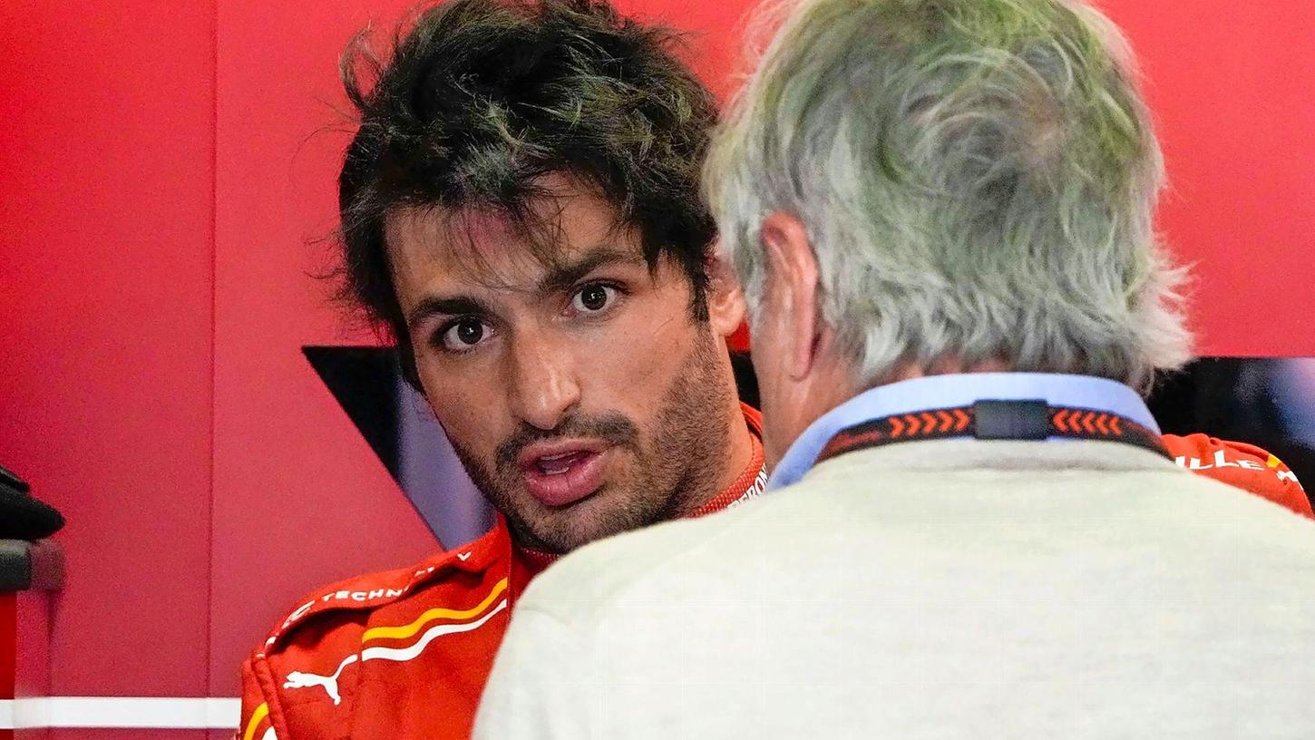 Wird Ferrari verlassen müssen: Carlos Sainz (l).