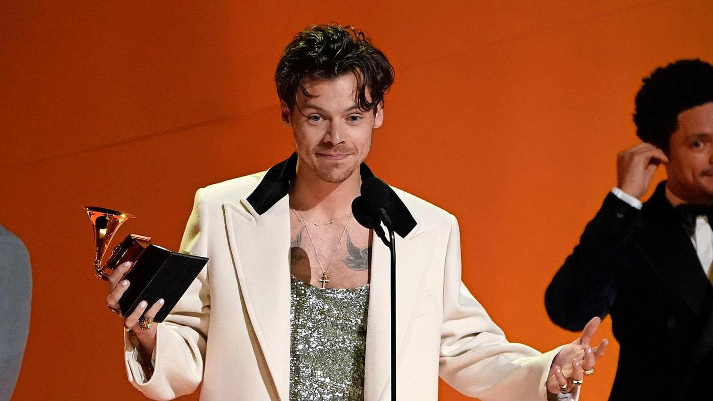 Harry Styles mit dem Preis für das Album des Jahres bei der Grammy-Verleihung 2023.