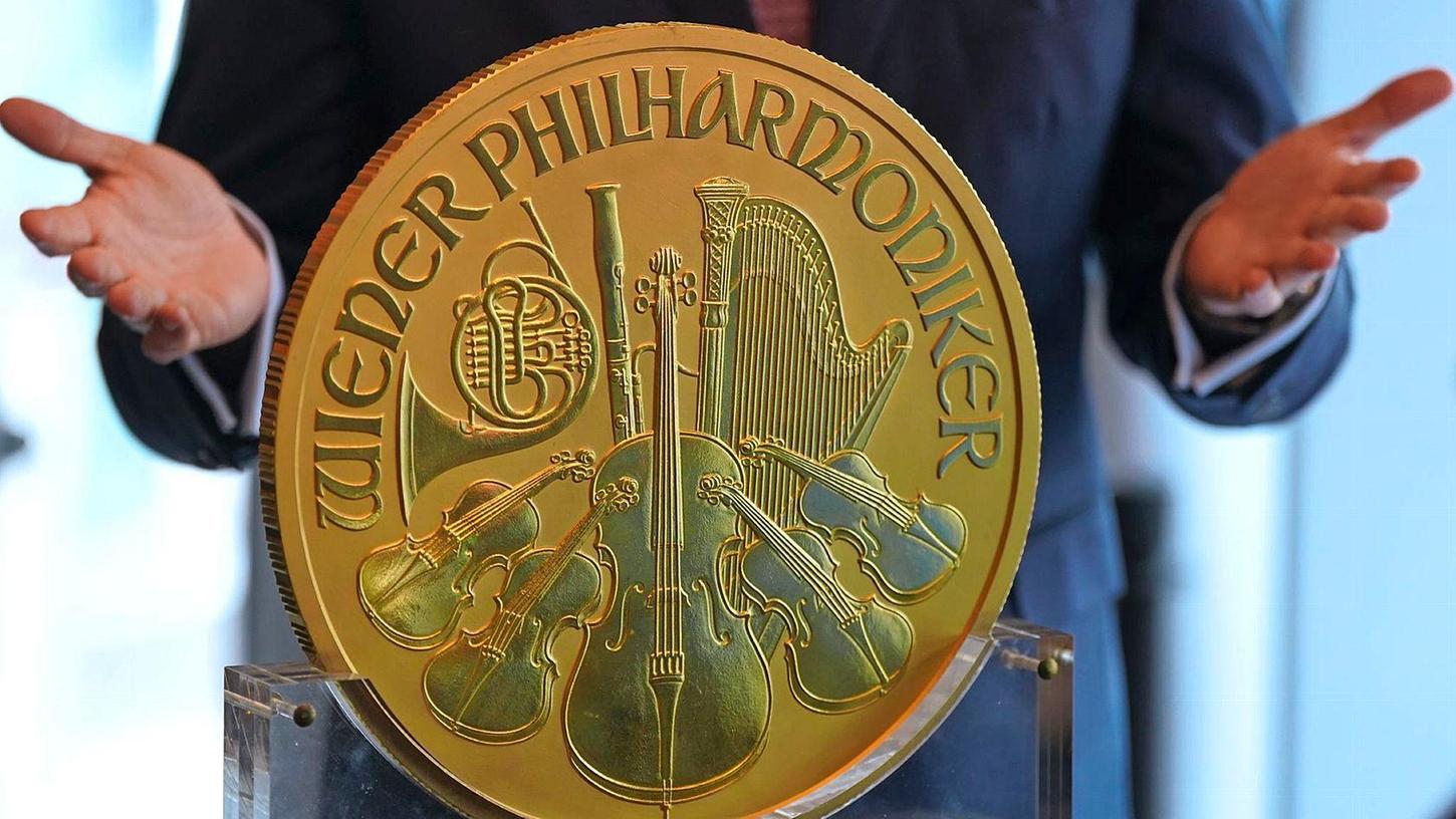 Eine etwa 31 Kilogramm schwere und im Durchmesser etwa 37 Zentimeter große Goldmünze wird in Hamburg ausgestellt.