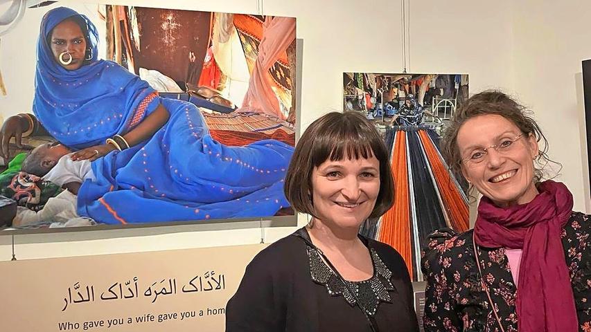 Fotografin Enikö Nagy (links) und Leiterin des Hirtenmuseums, Ingrid Pflaum, bei der Vernissage zur Ausstellung "Sand in my Eyes".