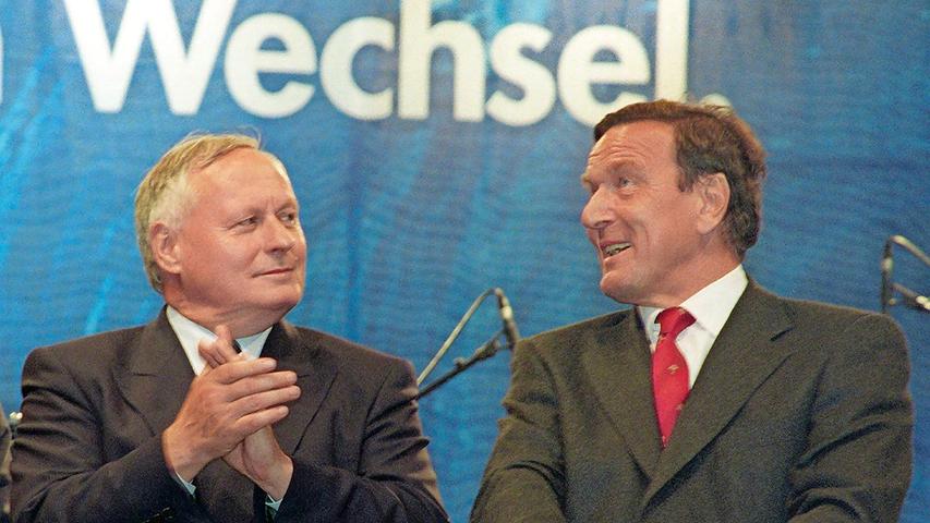 "Mit zeitlichem Abstand ist es leichter, mit Differenzen umzugehen." Oskar Lafontaine (l) und Gerhard Schröder im August 1998.